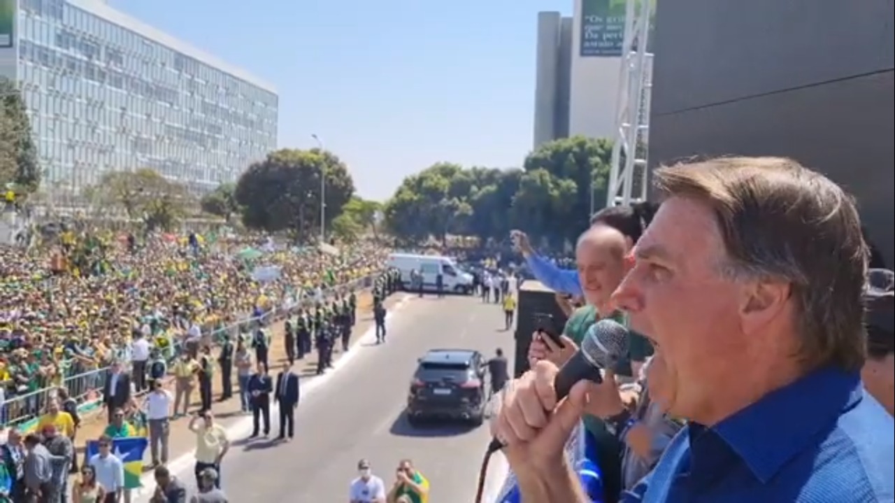 VÍDEO: Bolsonaro discursa diante de multidão de apoiadores em Brasília