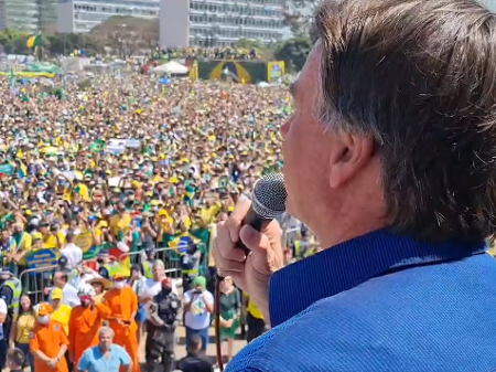 VÍDEO: Quem age fora da Constituição deve ser ‘enquadrado’ ou ‘pedir para sair’, diz Bolsonaro