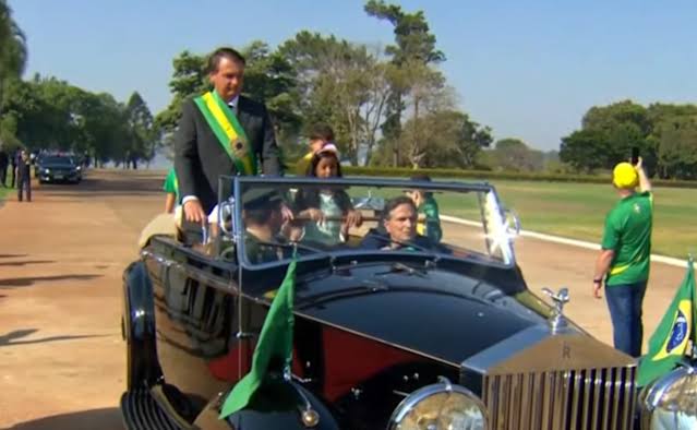 Nelson Piquet foi o motorista do Rolls-Royce que levou Bolsonaro ao hasteamento da bandeira