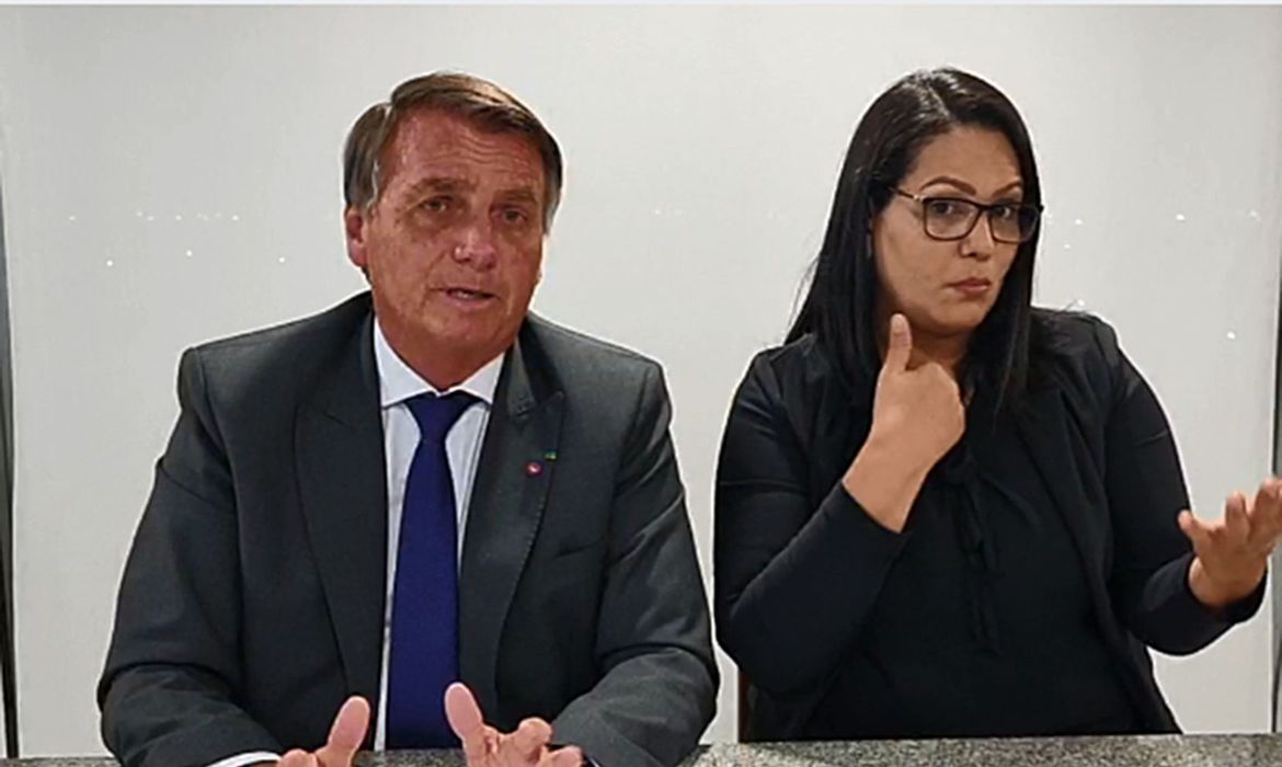 Apoiadores cobram ataques, mas Bolsonaro diz ter que dar exemplo: "Deixa acalmar"