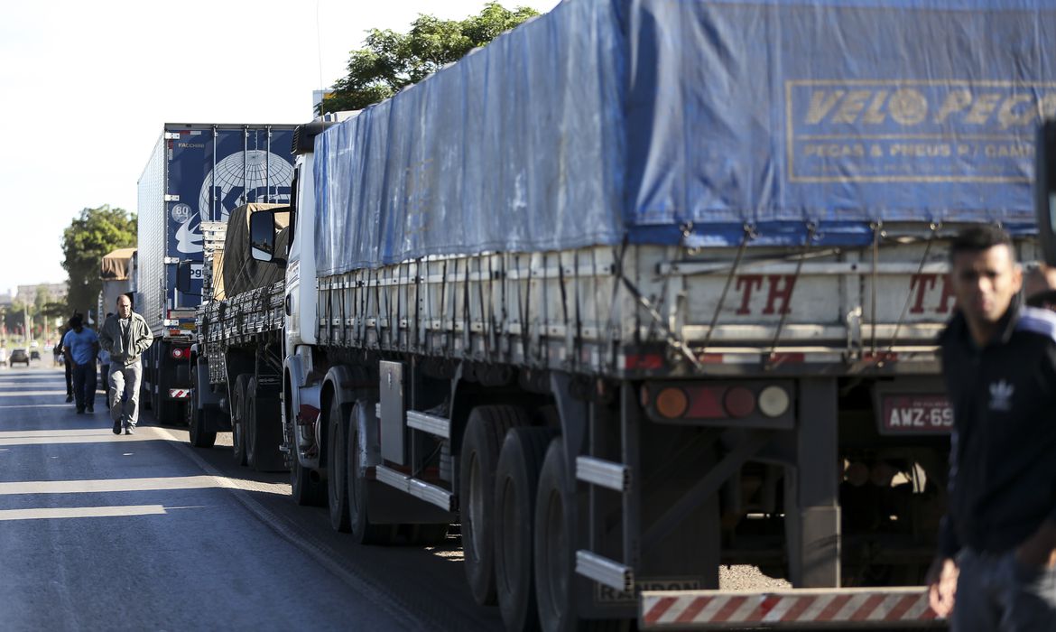 Paralisação de caminhoneiros será mantida até domingo, diz Bolsonaro