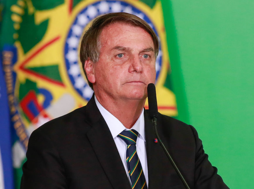 Bolsonaro em live: Sempre disse que jogaria dentro das ‘quatro linhas’