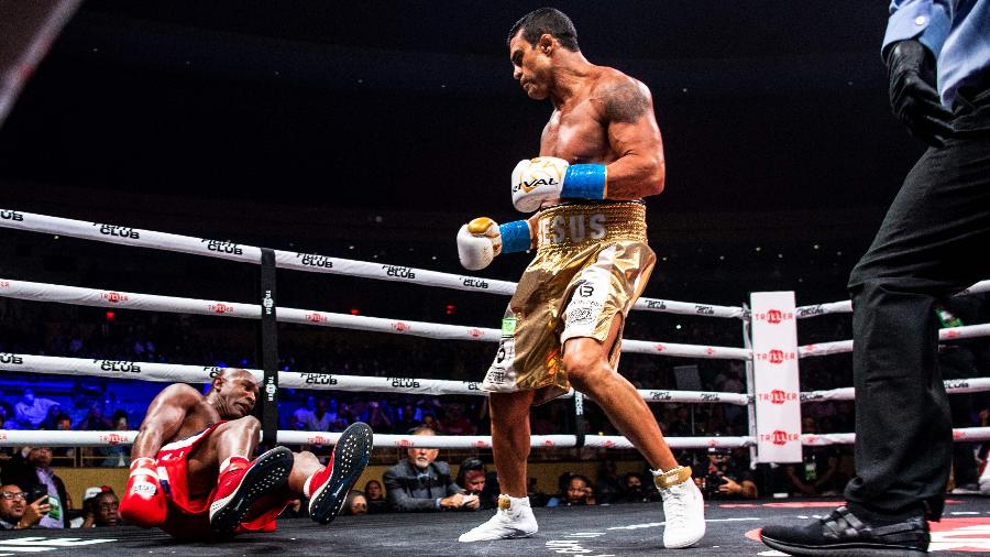 Irreconhecível, Evander Holyfield é nocauteado por Vitor Belfort em 1m49s; assista