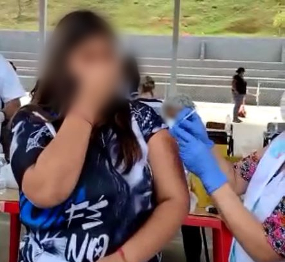 Mãe de adolescente descobre que filha não foi vacinada contra Covid após publicar vídeo em rede social