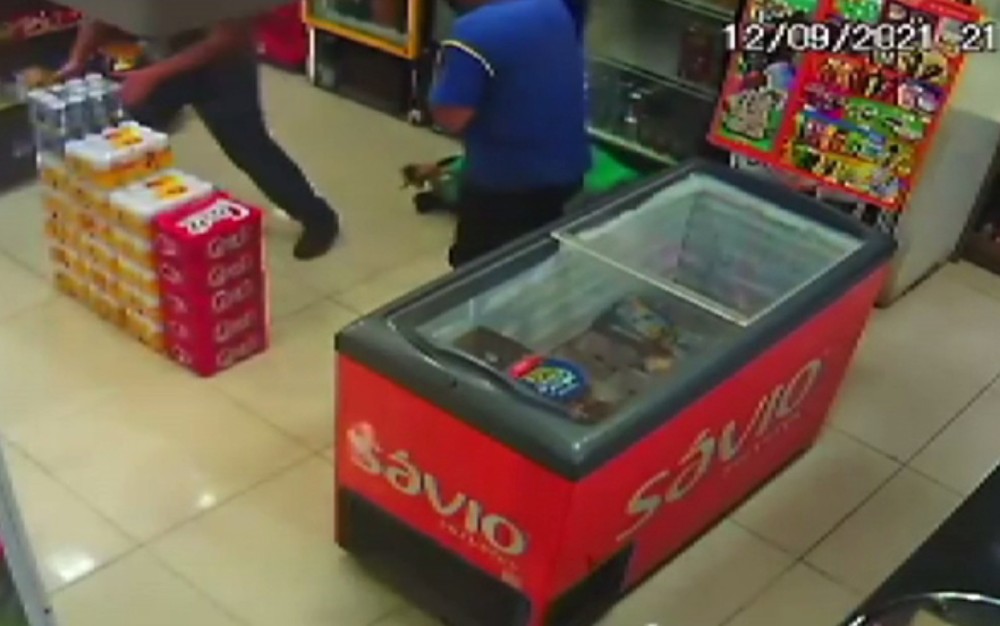 VÍDEO: Suspeito morre após atirar acidentalmente contra si próprio durante assalto