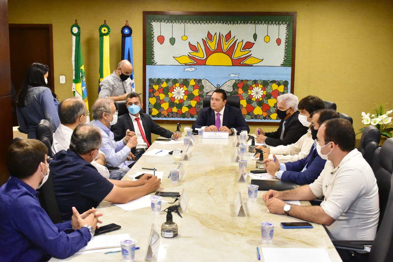 Ezequiel reúne prefeitos, Caern e Semarh visando abastecimento d’água para Acari e Currais Novos