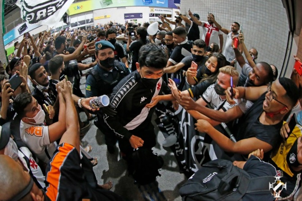 VÍDEO: Gigante do futebol brasileiro é recebido com festa por multidão em Aracaju; assista