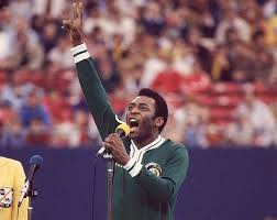 Pelé se despedia dos campos e pedia amor ao mundo, há 44 anos