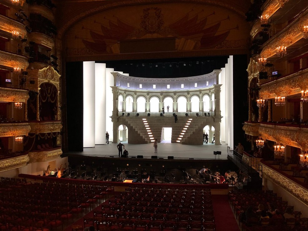 Ator do Teatro Bolshoi de Moscou morre no palco após acidente
