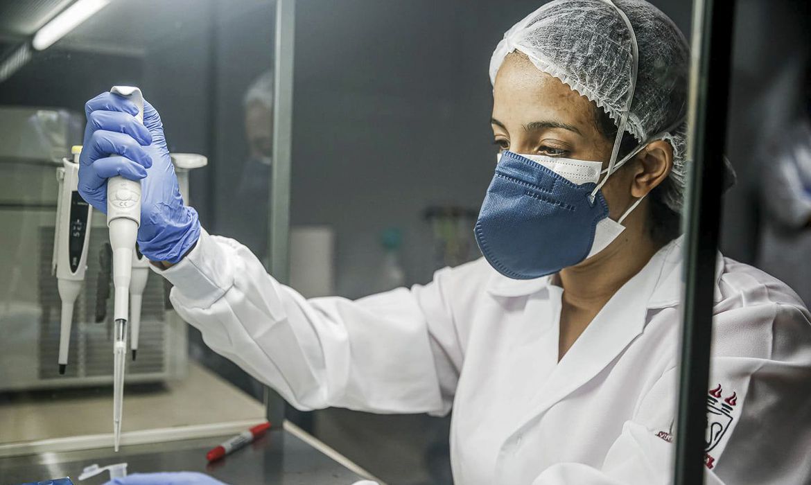 Média móvel no Brasil é de 437 vítimas de Covid por dia, a menor desde novembro