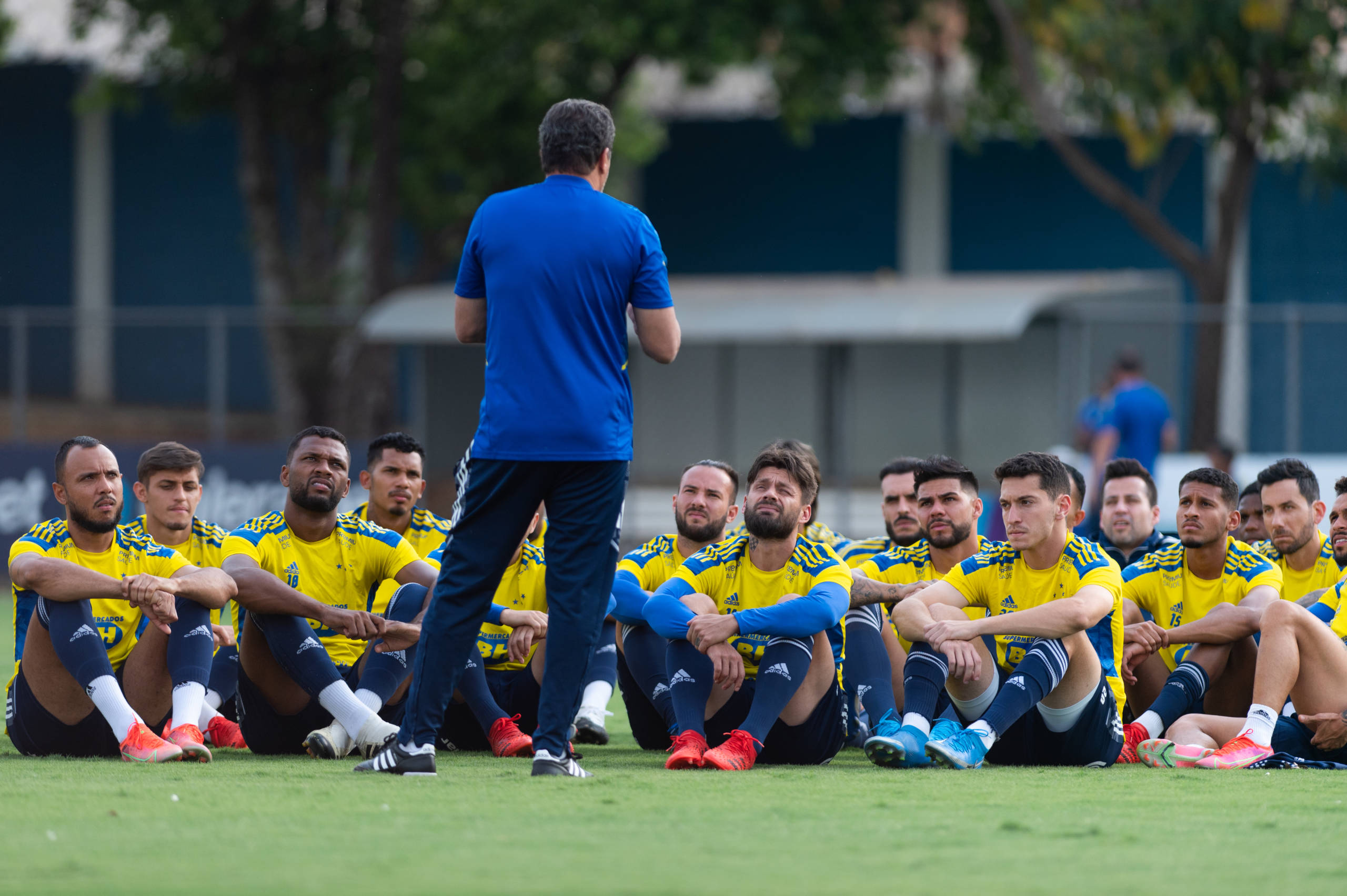 Jogadores de gigante do futebol brasileiro confirmam paralisação dos treinos por causa de salários atrasados