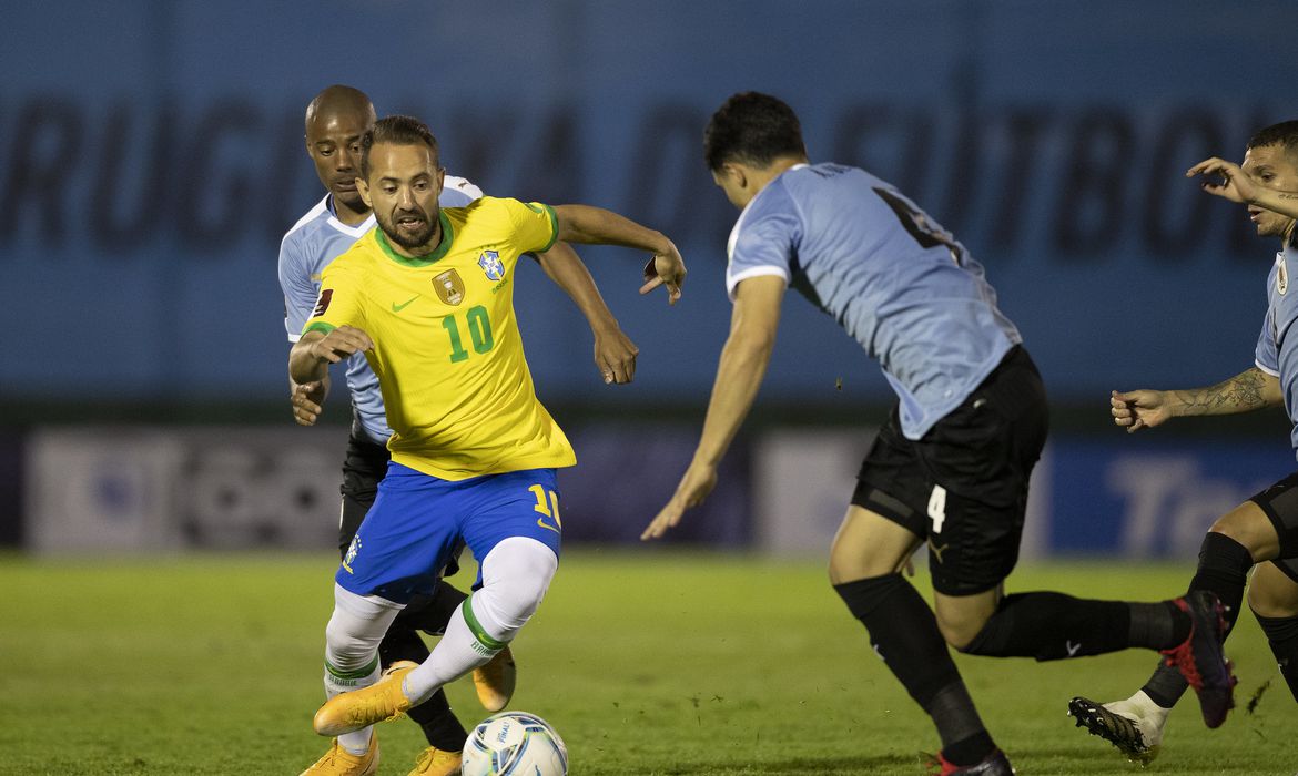 Seleção enfrenta Uruguai nesta quinta buscando virtual classificação para Copa do Mundo; saiba onde assistir