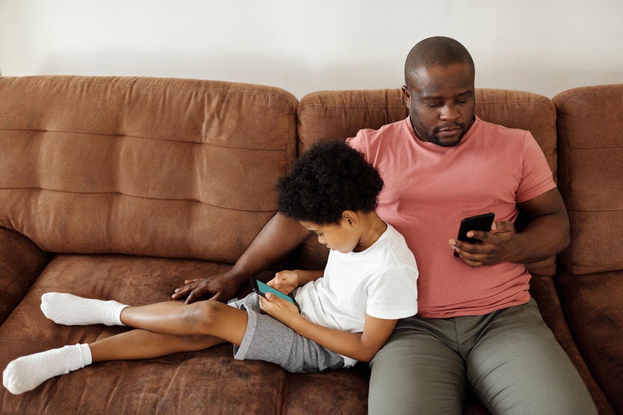 Uso excessivo do celular traz série de problemas para crianças e adolescentes, alertam especialistas