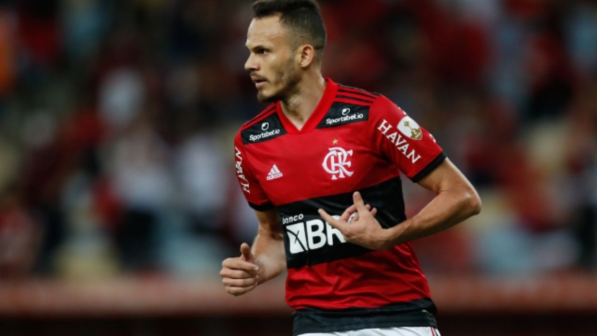 Após insultos xenofóbicos, jogador do Flamengo estuda ir à justiça contra torcedores do próprio clube carioca