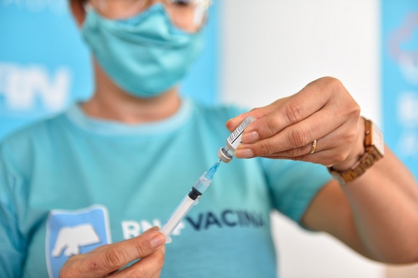 Municípios podem aplicar D2 da Pfizer em quem tomou primeira dose da Oxford