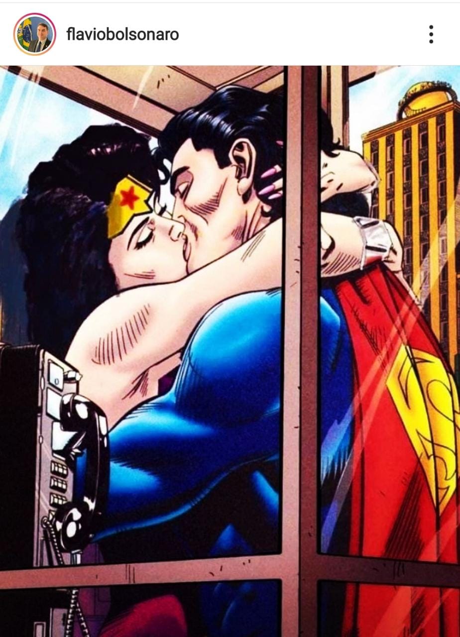 Filho de Bolsonaro posta Superman heterossexual beijando a Mulher Maravilha