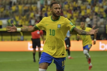 Neymar vai à Justiça contra famosa cantora após ser criticado