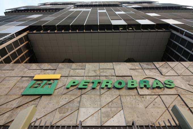 Governo pede explicação da Petrobras sobre alta da gasolina