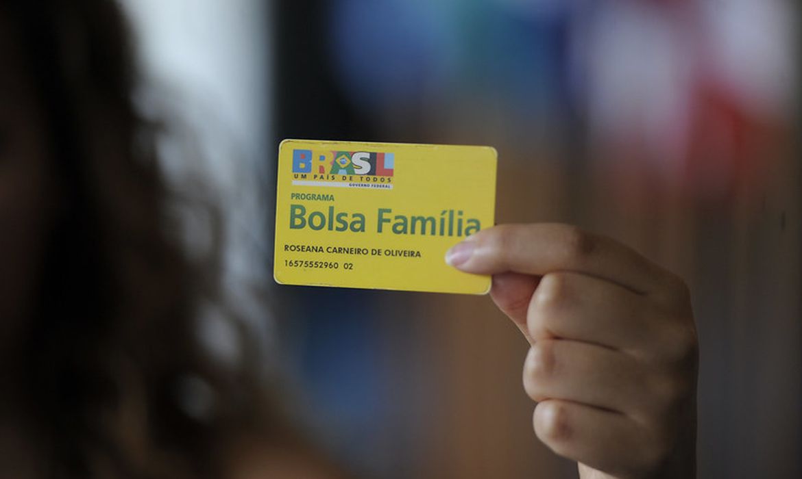 Após 18 anos, Bolsa Família faz seu último pagamento nesta sexta-feira