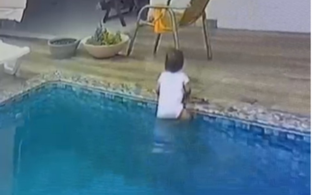 Vídeo de bebê que entra em piscina sozinha e é salva pelo pai viraliza na web; assista