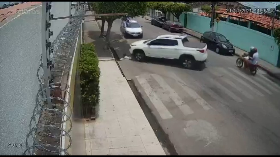 VÍDEO: Pai atropela filho de 1 ano ao tirar carro da garagem em cidade brasileira
