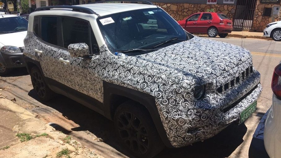 Jeep Renegade renovado é visto camuflado antes da estreia
