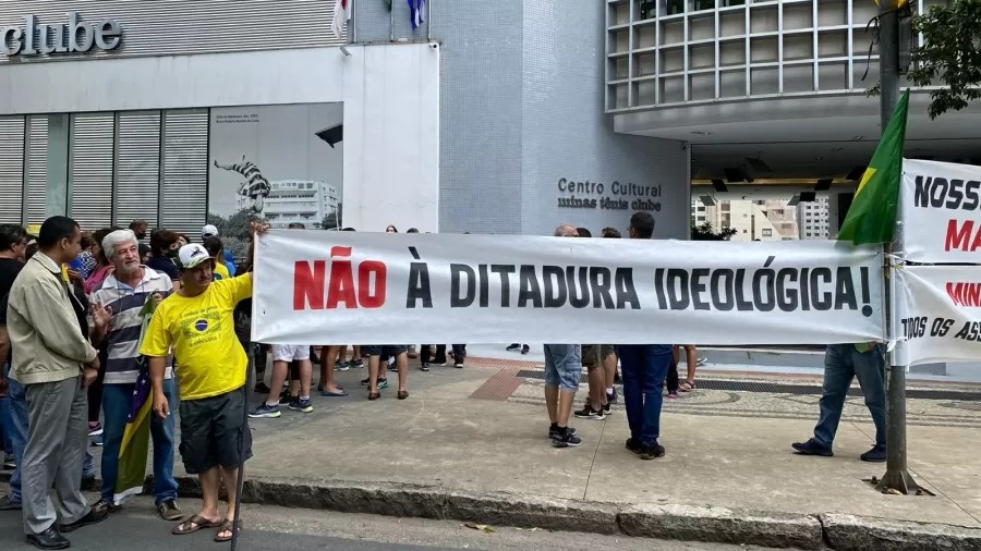 Sócios do Minas protestam em apoio a Mauricio Souza e falam em ditadura