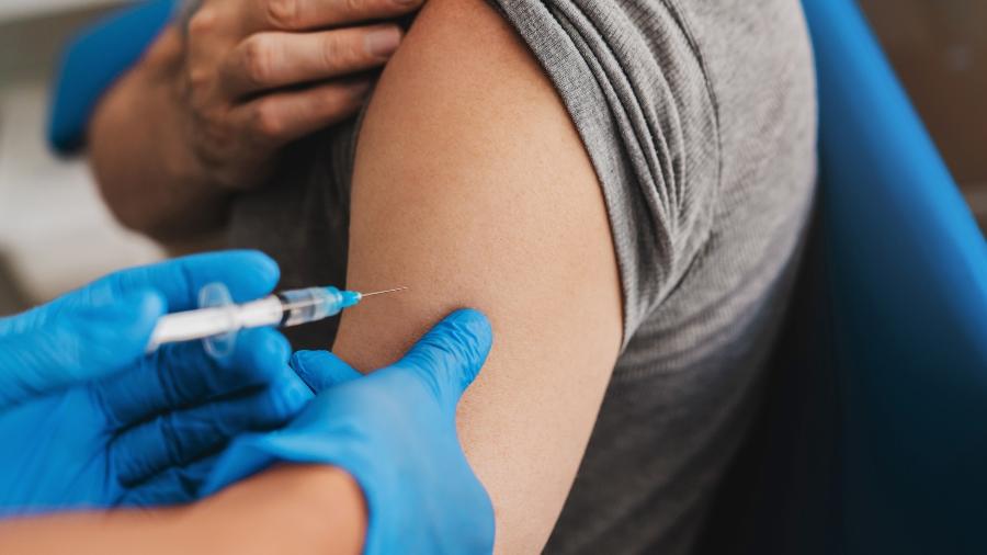 Governo proíbe demissão de pessoas que não se vacinaram contra covid