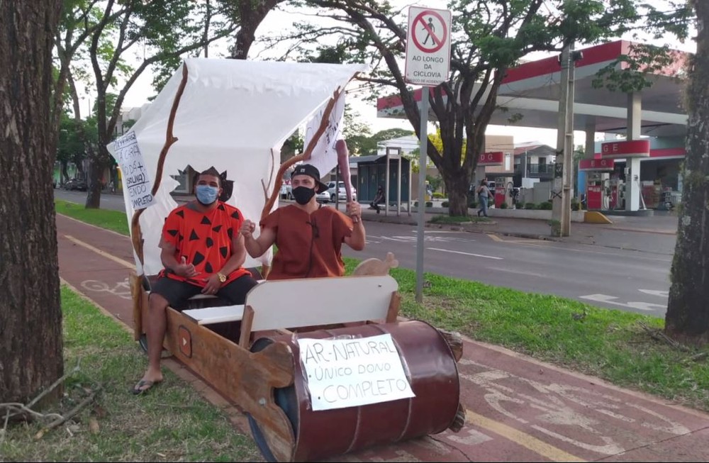 VÍDEO: Família circula em carro dos Flintstones em protesto contra preço dos combustíveis