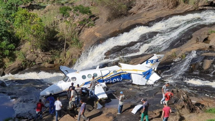 Bombeiros não confirmam resgate de Marília Mendonça; 2 pessoas morreram em desastre aéreo