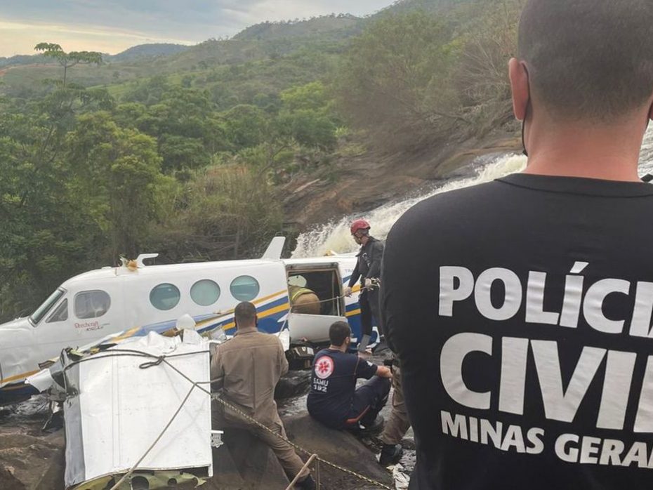 Fãs tentam saquear avião de Marília Mendonça para ficar com lembranças da cantora
