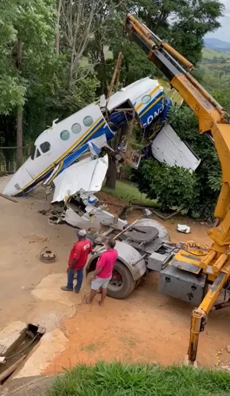 VÍDEO: Avião que caiu com Marília Mendonça é retirado de cachoeira
