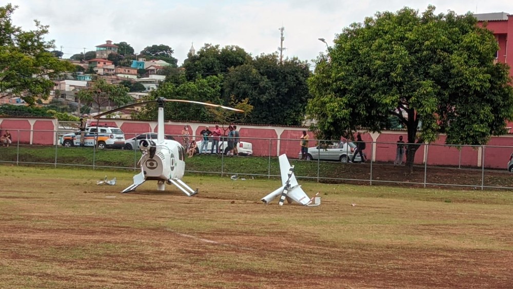 Helicóptero da Globo faz pouso de emergência em campo de futebol