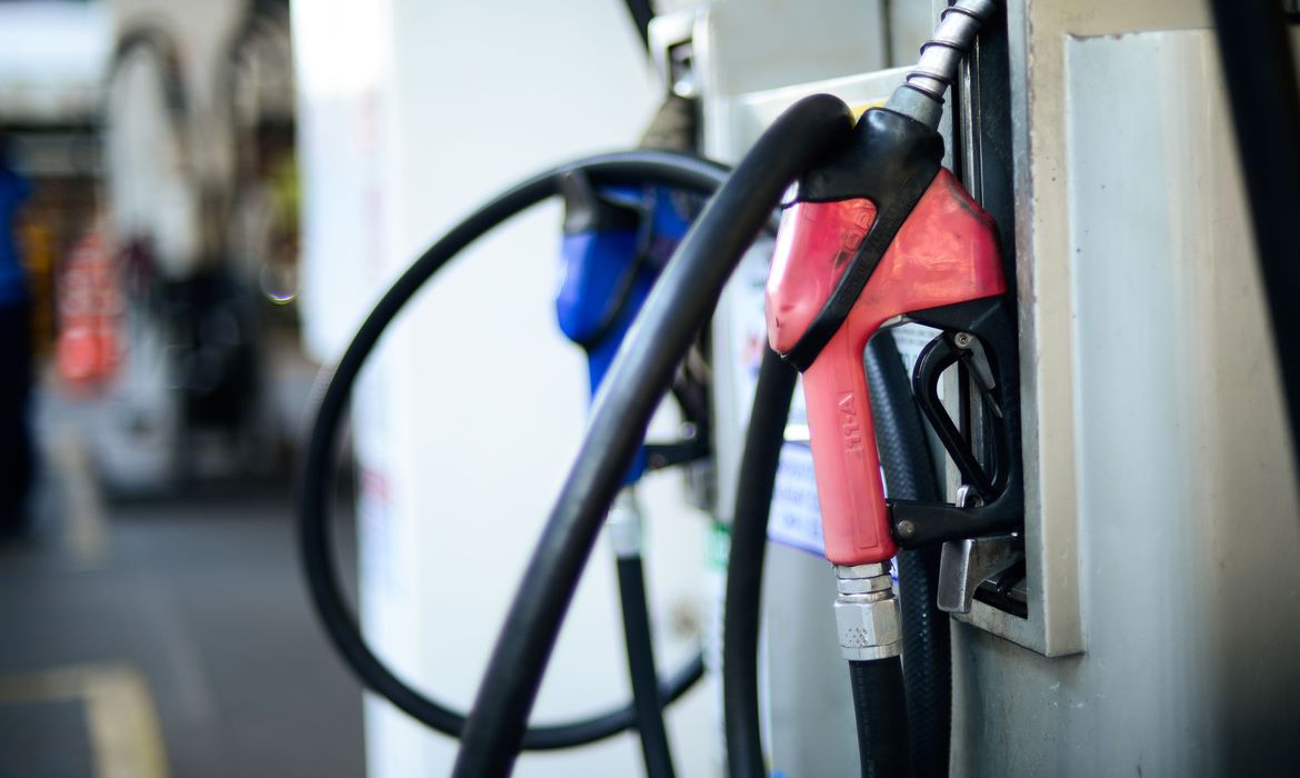 Gasolina chega perto de R$ 8 no RS, e gás vai a R$ 140 no MT, diz ANP