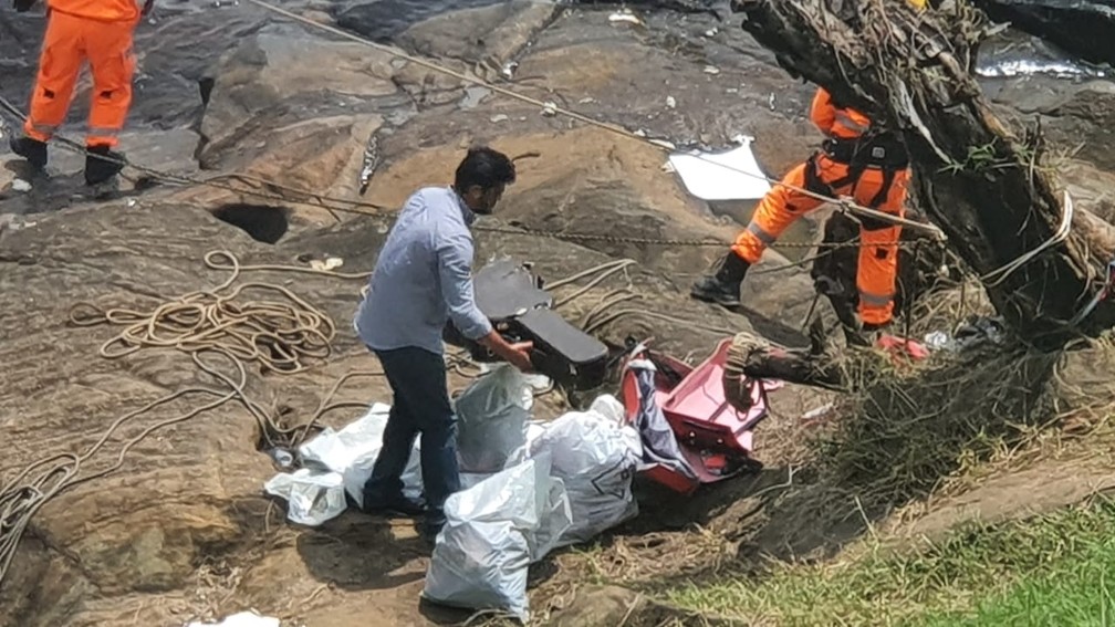 Maquiagens, joias, iPhone, bolsas: veja lista de itens recolhidos pela PM no avião de Marília Mendonça