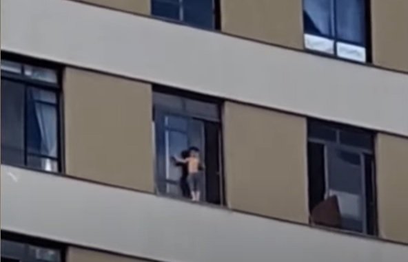 VÍDEO: Menino de 2 anos sai por janela e anda em parapeito no 9º andar de prédio no MS