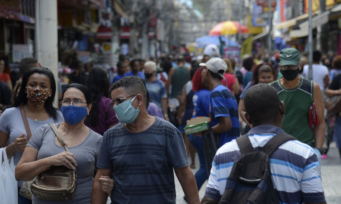 Brasil tem queda recorde de Covid em grandes cidades desde início da pandemia