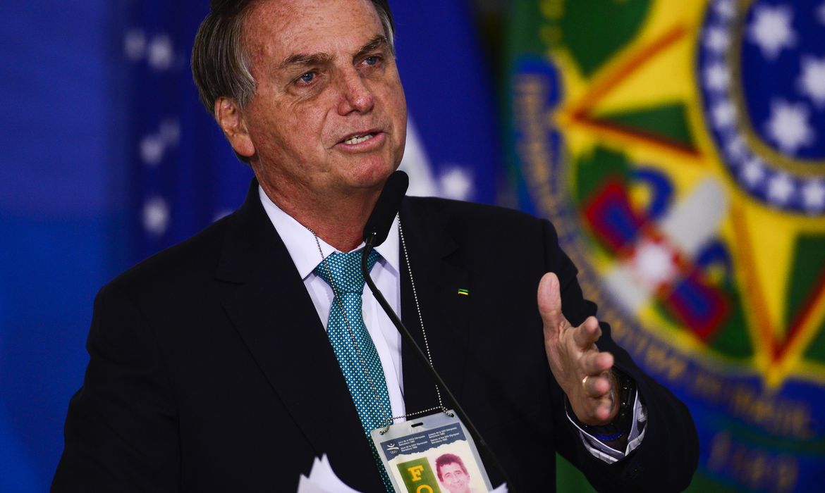 Bolsonaro diz que pretende dar aumento para todos os servidores, sem exceção, via PEC dos Precatórios