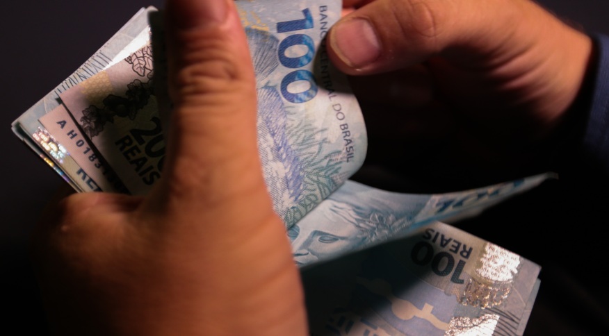 Com revisão do INPC, governo eleva a R$ 1.210 salário mínimo para 2022