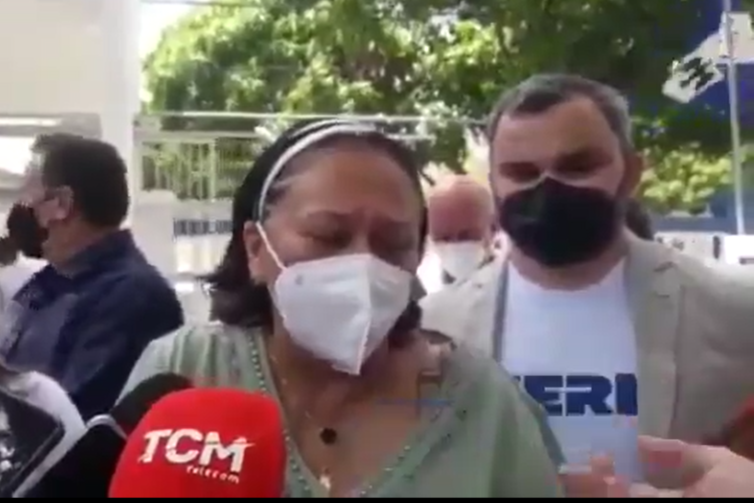 VÍDEO: Fátima quase é atingida na cabeça por uma manga durante entrevista; assista
