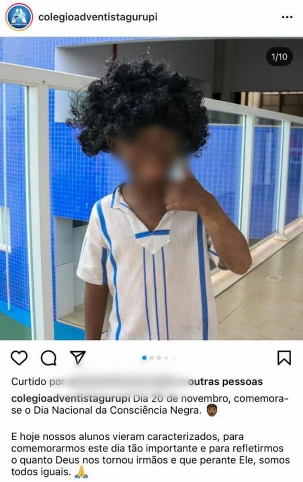 Pintadas de preto, crianças brancas participam de evento em escola