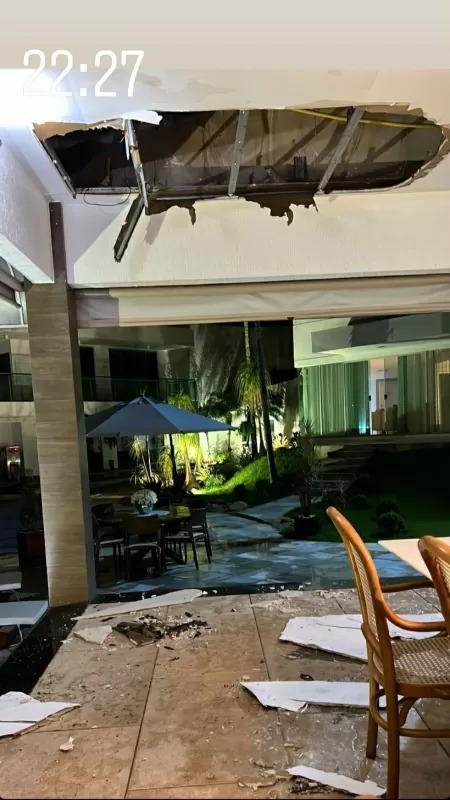 VÍDEO: Teto de casa do cantor Leonardo desaba com chuva em Goiânia