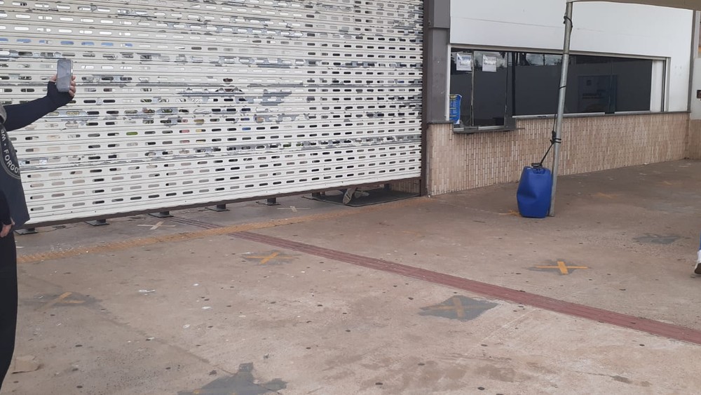 VÍDEO: Estudante se atrasa no 1º dia do Enem e passa se arrastando no portão