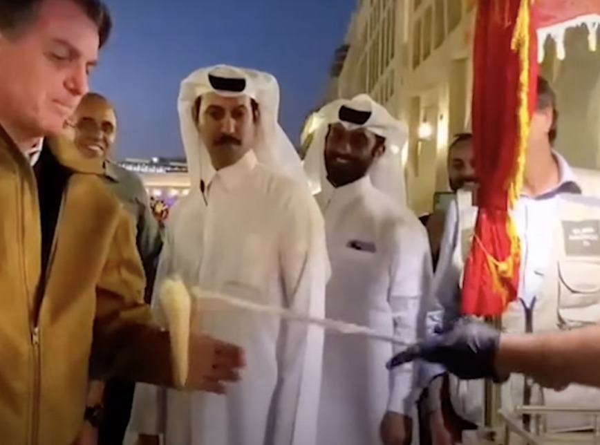 VÍDEO: Bolsonaro é “enganado” por vendedor ao comprar sorvete no Qatar