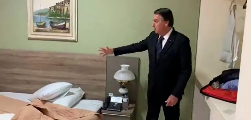VÍDEO: Bolsonaro fica hospedado em hotel que custa R$ 90,00 o pernoite; assista