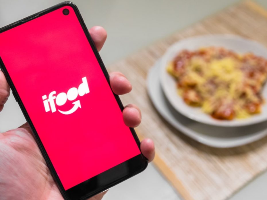Procon aplica multa milionária no iFood após app trocar nomes de restaurantes por mensagens políticas