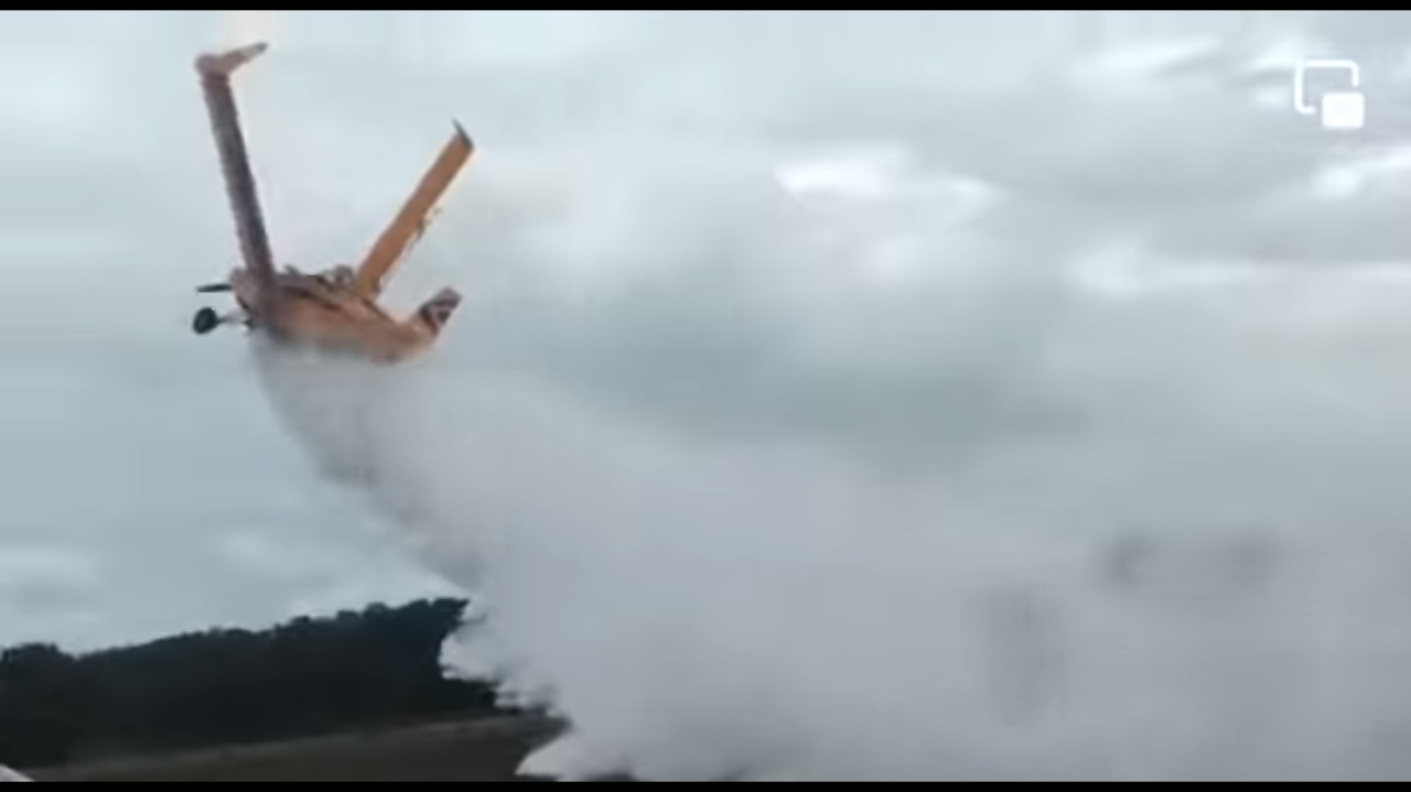 VÍDEO: Asas de avião quebram no ar e piloto sobrevive a queda; ASSISTA