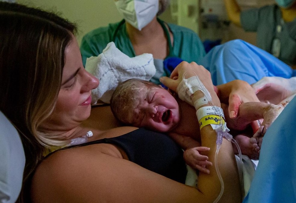 ‘Toda arrebentada’: influencer brasileira diz que foi vítima de violência obstétrica de médico durante parto