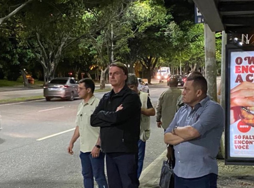 Bolsonaro posta foto na parada e prefeito faz piada: “Vou cancelar todos os ônibus”
