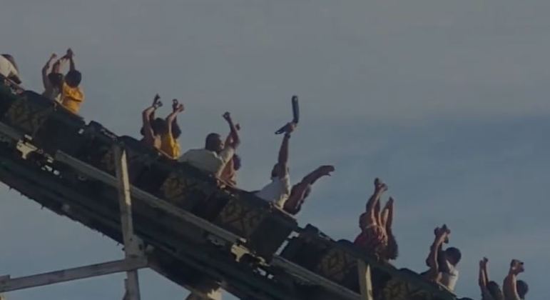 VÍDEO: Trava de montanha-russa em parque brasileiro se solta em subida; assista